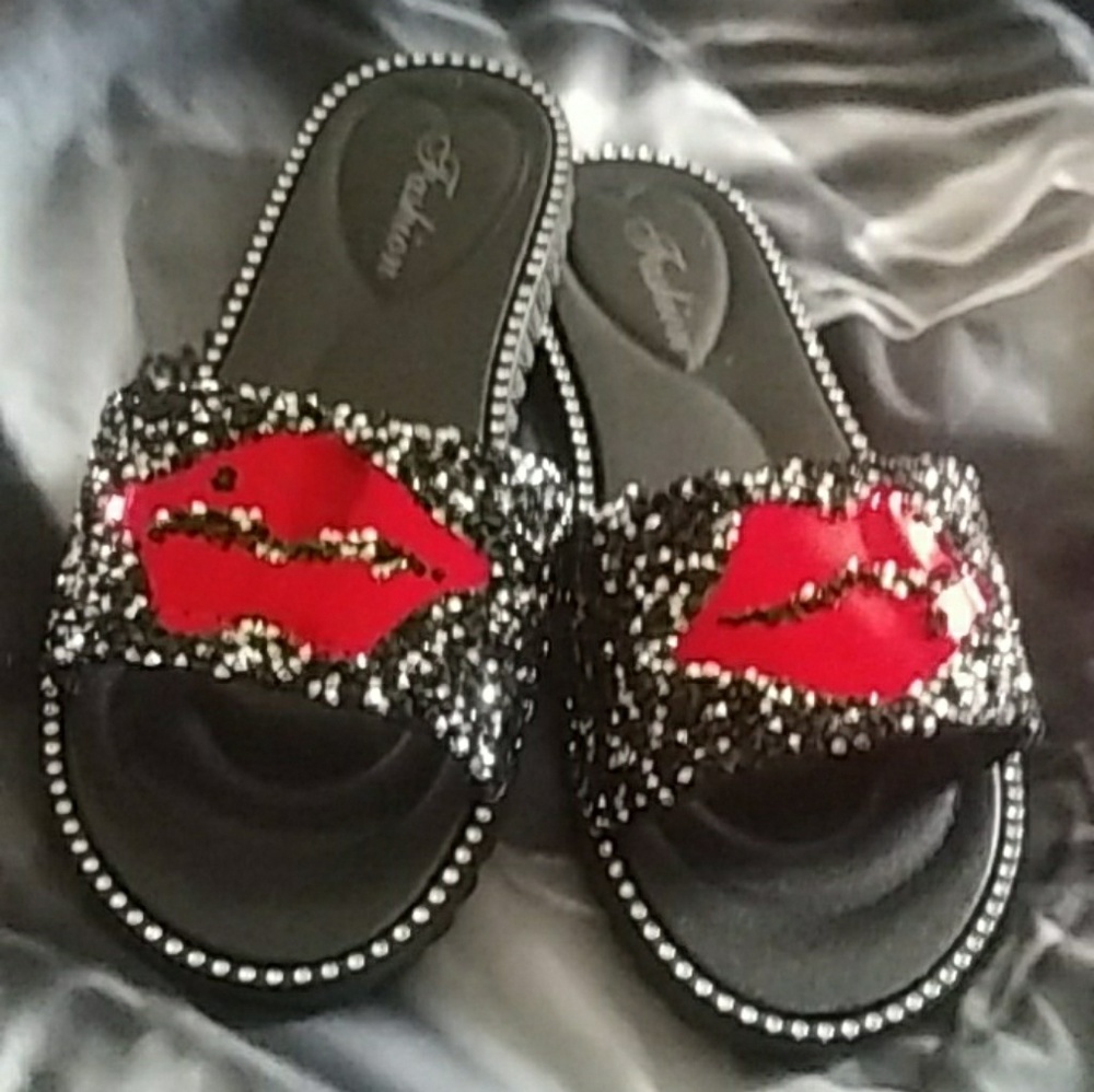 RHINESTONE LIPS